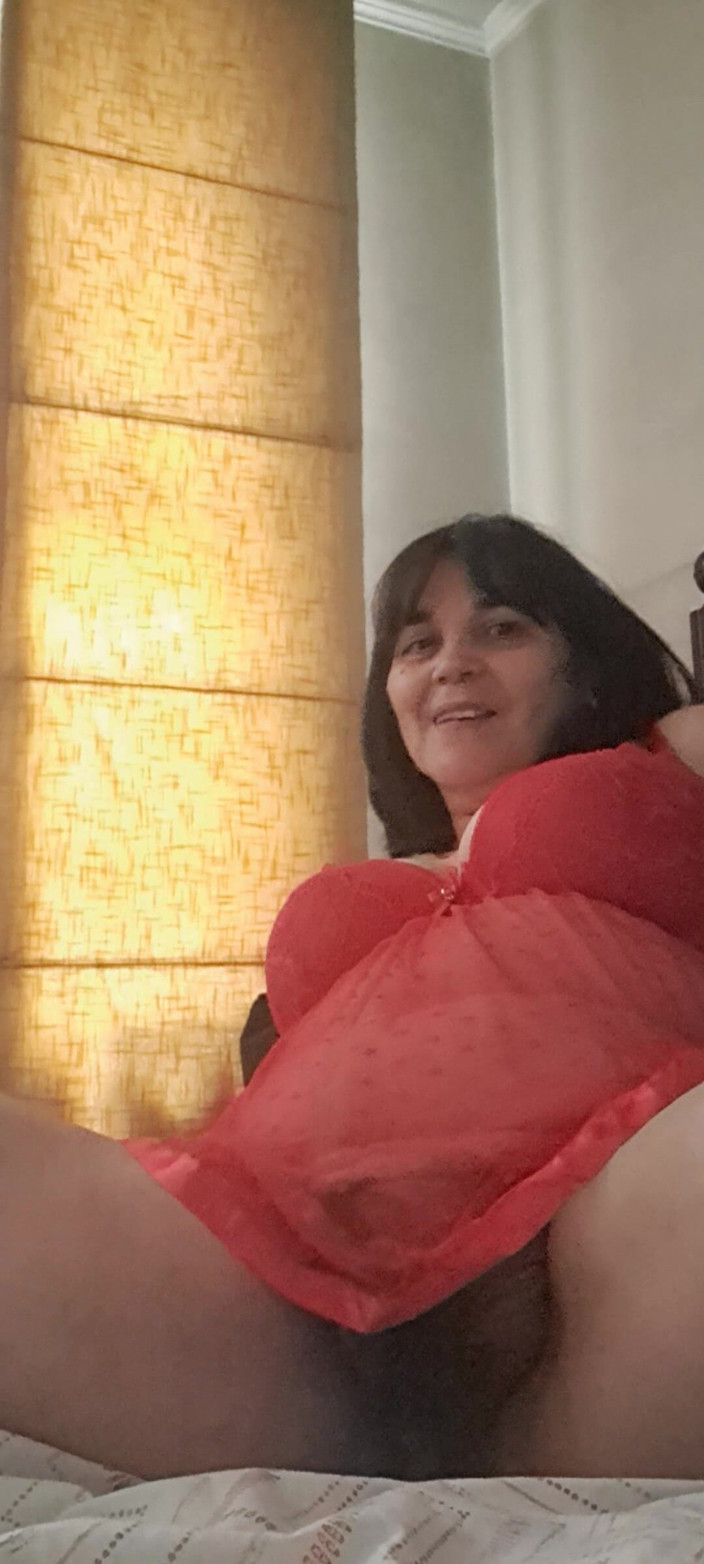 Mommy big hairy pussy: Mama vitregă într-o cameră video roșie sexy