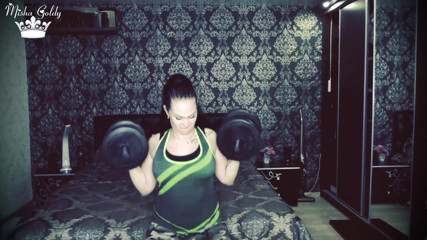 Goddess Misha Goldy: 50 повторов тяжелой атлетики для бицепса и плечевой челенж!