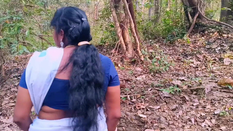 Telugu honey lips: Desi açık havada ormanda sikişiyor. Üvey anne ve üvey oğlu ormanda sert...