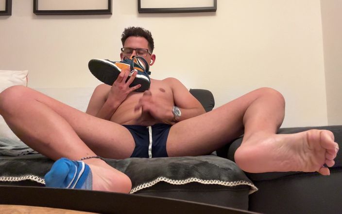 Twinkboy82: Ik spreid en wiebel mijn jonge tenen en ruik mijn...