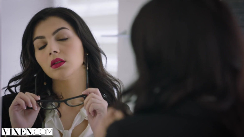 Vixen: VIXEN - Incitanta Valentina Nappi își seduce șeful căsătorit
