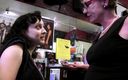 Lesbian Illusion: Seksowna lesbijska milf uwodzi młodszą cycatą dziewczynę w sklepie