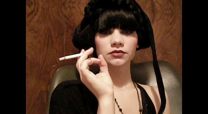Femdom Austria: Belleza glamorosa fumando un cigarrillo