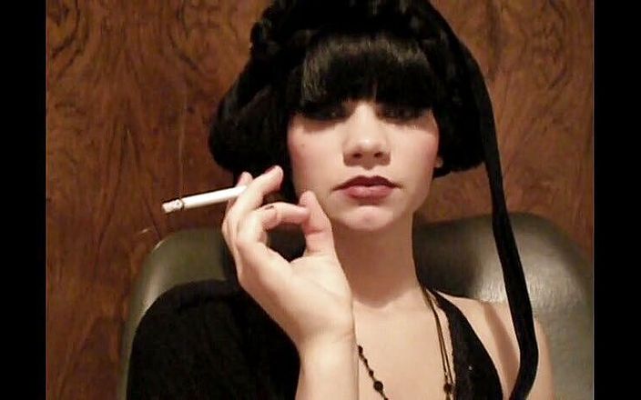 Femdom Austria: Belleza glamorosa fumando un cigarrillo