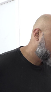 Ehemann kommt nach hause und findet den freund der ehefrau nur im höschen auf dem bett, dreier und sperma auf den arsch