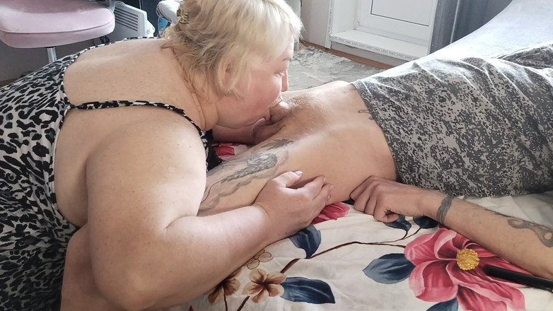 Zona901: Ma belle-mère me suce doucement jusqu’à ce que je jouisse