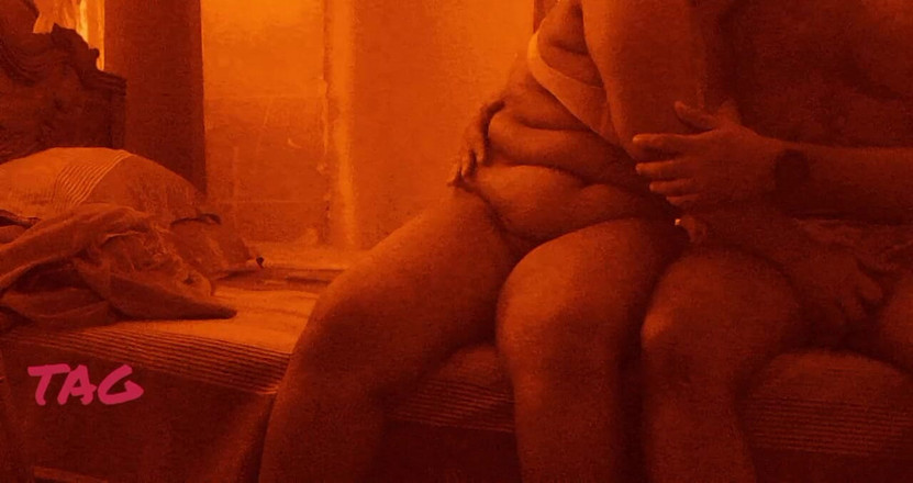 Teensex: Milf-freundin mit riesigen titten endlich von glücklichem freund und großem...