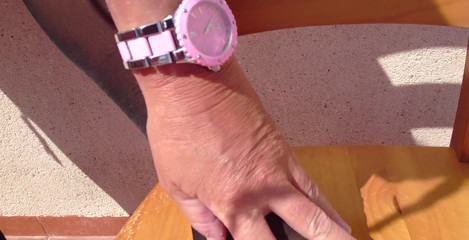 Natalie K: Hladím si punčochy se simulovanou honěním, dávám ti pokyny k...