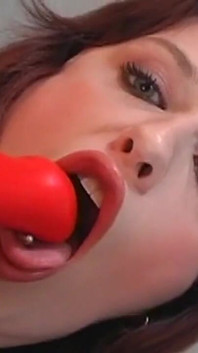La bruna biricosa si masturba con il suo sex toy prima di farsi scopare