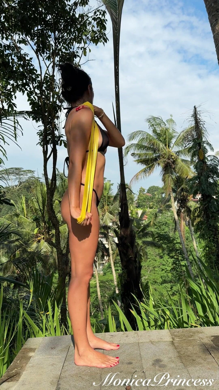 Princess Monica: Venkovní cvičení pro záda, paže a zadek v mikro bikinách