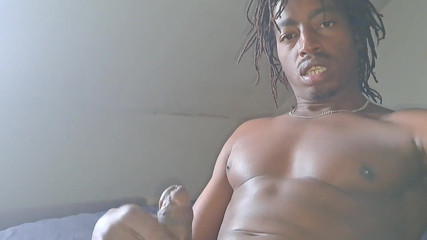 Big black cock BBCee: Nata4sex deitada na cama esguichando minha gozada no pau
