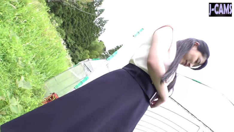 J-Cams: Jeu M en plein air. Cette employée de bureau a...