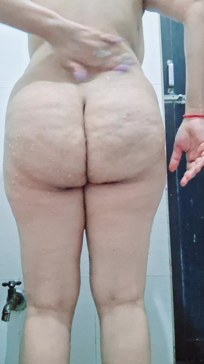 Riyathakur: Desi Girl