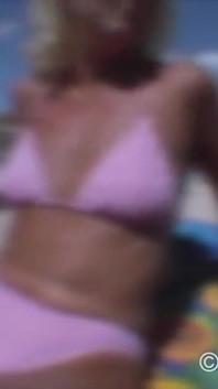 Sandra si pelacur rambut pirang dengan bikini di pantai pengen banget dientot!