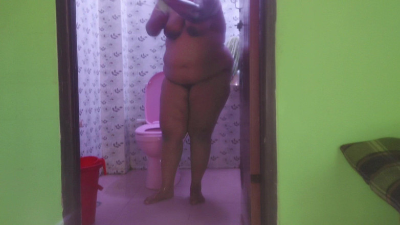 Your Boy's Cum: 락 도어 없이 화장실에서 새엄마가 샤워할 때, 그녀의 큰 엉덩이와 거대한 젖탱이를 알몸으로 본 다음 샤워 후 따먹어