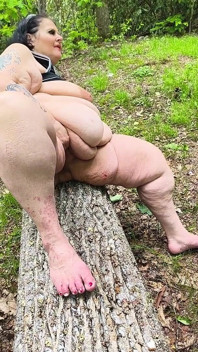 Lutschen an einem Strohhalm im wald Squirting auf dem baum auf den knien
