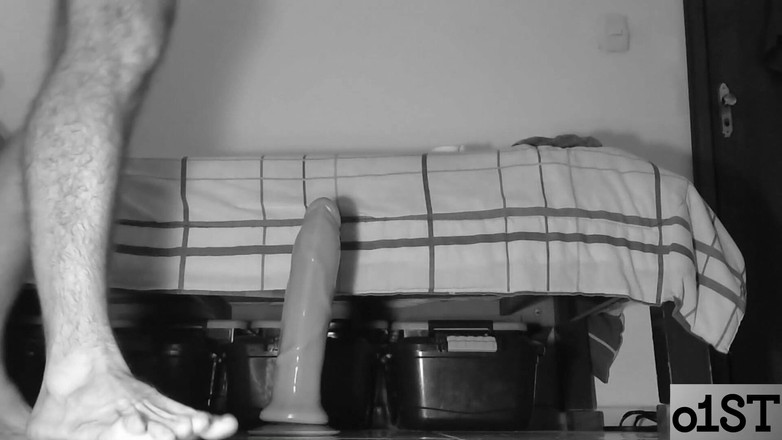 O1ST: Un Homme Au Corps Rasé S’amuse Avec Ses Jouets