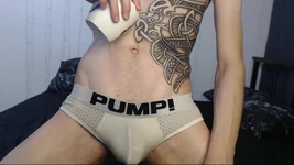 Endo con bragas mojadas, se masturba y se folla una almohada