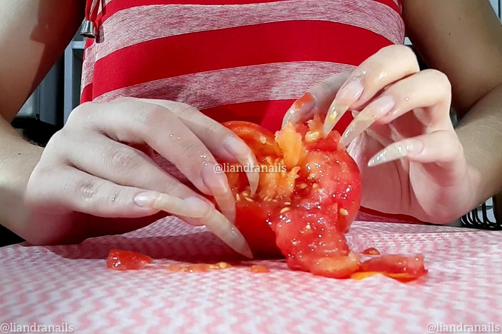 Goddess Li: Destruindo um tomate