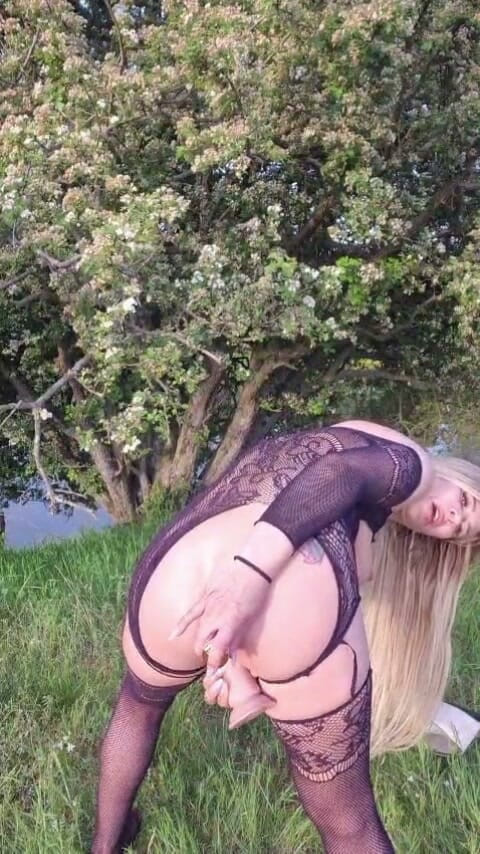 Nadya Albu: Une MILF en plein air reçoit un gode et un...