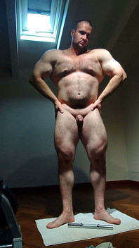 Gespierde bodybuilder geeft de dumbbell een smerige voetenbeurt, M