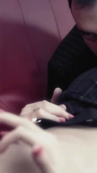 ยิงน้ําเงี่ยนทุกครั้งดูน่าประทับใจอย่างน้อยสามครั้งใกล้หัวนมเล็ก