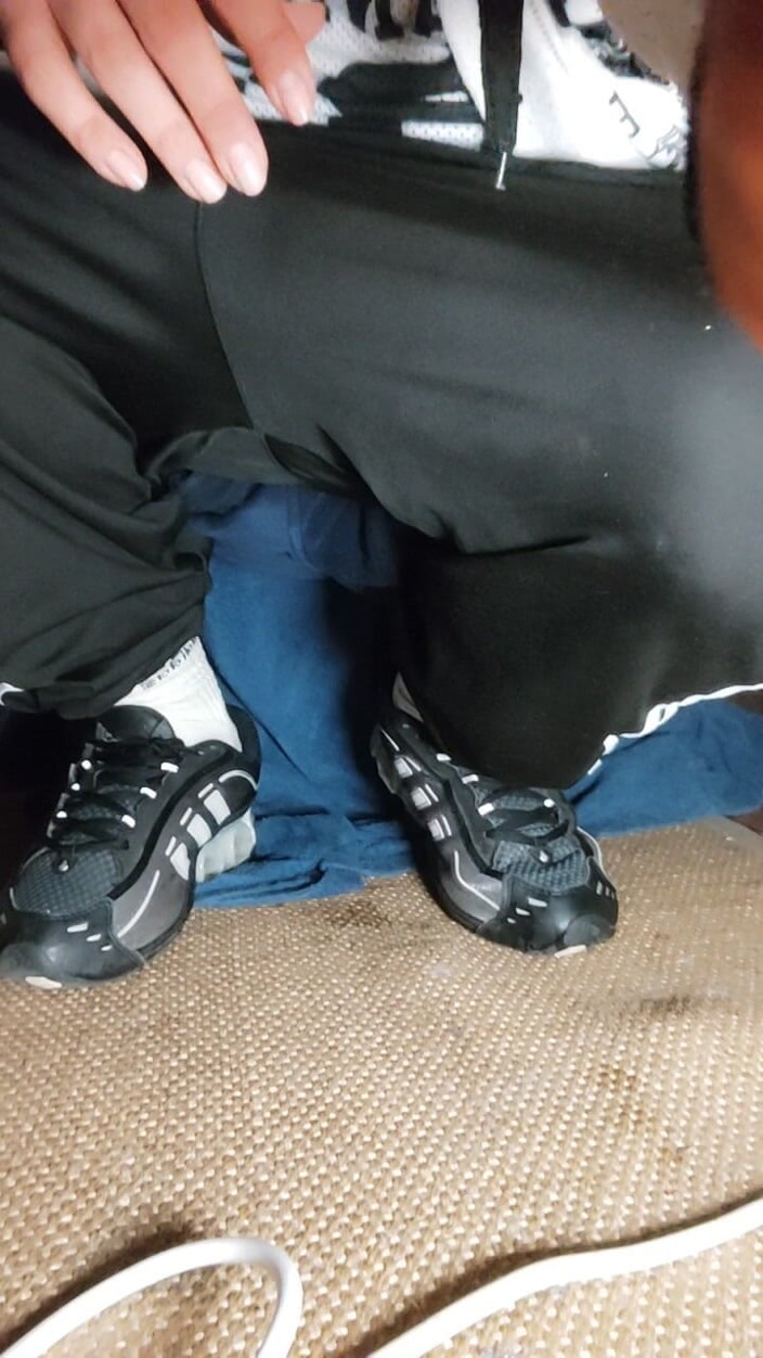 SmokedAlloy2: De Dregsau Dj-bro plast in zijn broek.