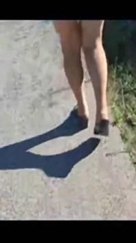 Mel cammina dal lato della strada