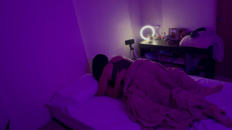 zoemelissa: कमरे जो आराम नहीं कर सकते थे, वे कवर के नीचे रगड़ देते हैं और यह आनंद का एक मूक खेल बन जाता है