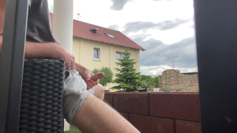 boyzxy212_2: Ruský kluk si hraje s penisem na terase. Velmi riskantní