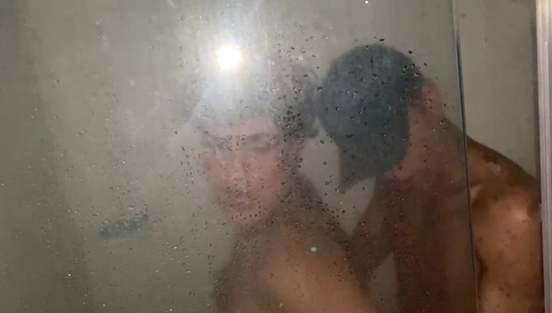 KenPrince: Фембой позволяет себе быть мрачным и трогать соседа по соседству