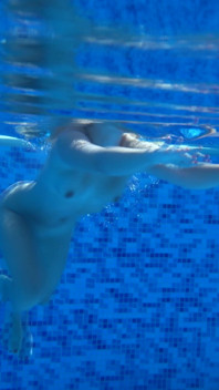 Mona blue ngentot saudara tirinya di bawah air