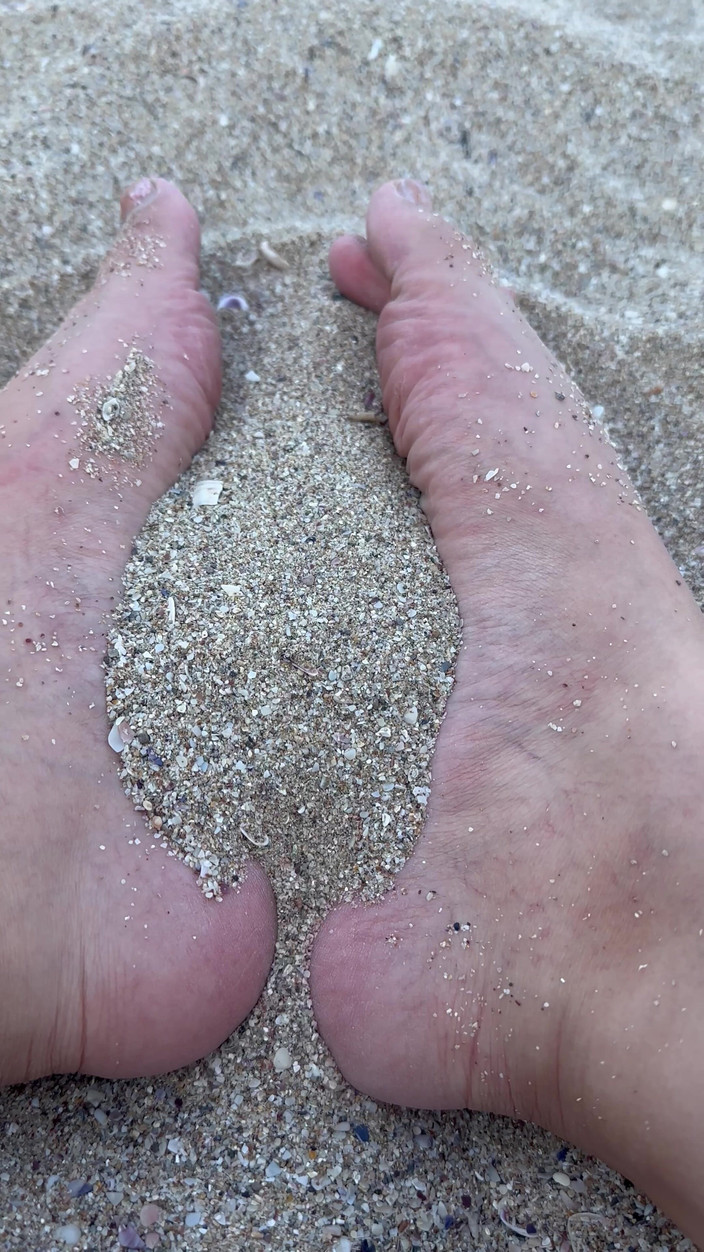 Young_strawberry: Stranddagen gnugga mina stora sexiga fötter i sanden