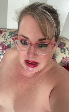 Lily Bay: Un poco de entretenimiento para esa reunión de zoom