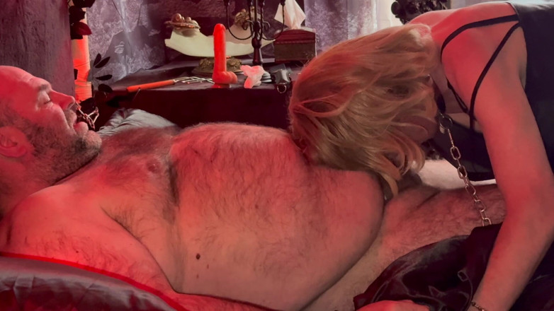Aaexperinces trans: Parte 5: - Lanista Bear apresenta nossa nova empregada Jayne e testa...