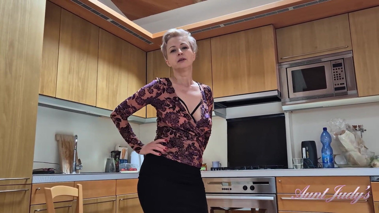 Aunt Judy's: アント・ジュディズ - 豊満なアマチュアmilfワニリアンナがキッチンでイく