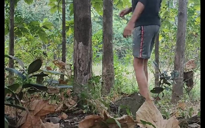 Tani: Nackt im wald