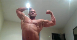 Jack stacked: Nach dem fitnessstudio verschwitzte muskelanbetung