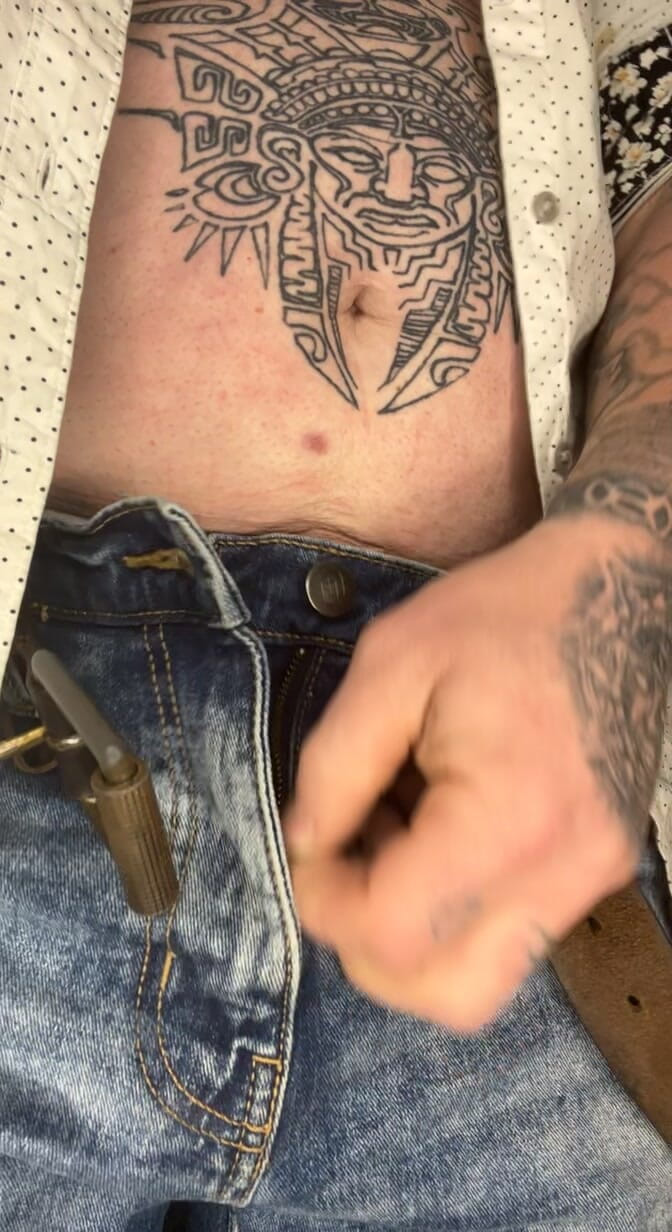 Tatted dude: Strip Tease dengan tato