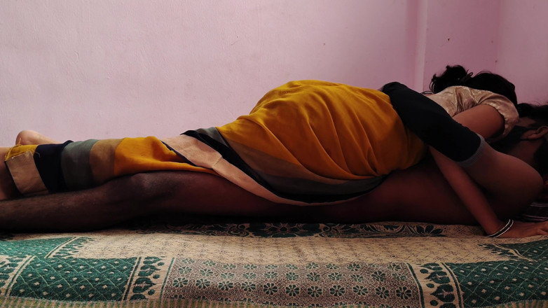 Viralcouple76: Pasangan India panas berkongkek di atas katil