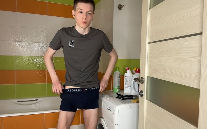 Evgeny Twink: あなたの男の子はバスルームでたくさん射精したいと思っています!