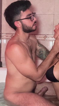 AGARRÃO NO ROSTO, NA BOCA E GARGANTA PROFUNDA!