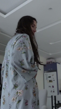 继母：不，你必须射，闭嘴，把你的鸡巴放回我鸡巴里！