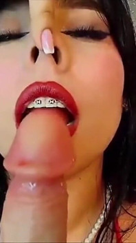 Sono Una Sottomessa E Voglio Che Tu Mi Abbia in Ginocchio a Succhiare Il Tuo Pene