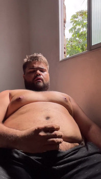 Tjock gay svettig skakar hårig rumpa på alla fyra, hårda framrullar kommer