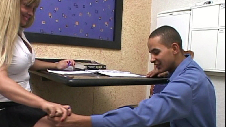 Shemale TS Collection: Blonďatá Ladyboy tvrdě šuká do zadku latinoameričanem