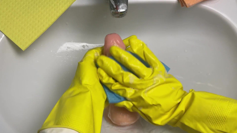 Cherryonthecake231: Hete huisvrouw wast een dildo na haar poesje