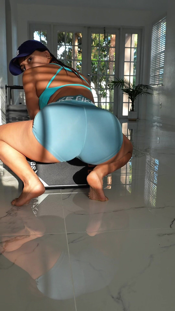 BrandySalazar: Curvy Latina Brandy Salazar memancut besar pada dildo kote hitam...