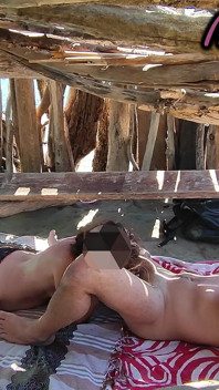 Francuska MILF ręczna robota amatorska na nagiej plaży publicznej w Grecji do nieznajomego z wytryskiem