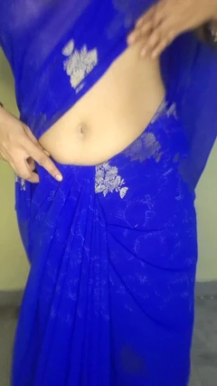 Desi Bhabi Hot Looks